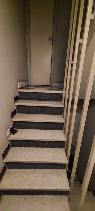 Te koop: ruim 3-slaapkamerappartement met panoramisch zichtGelegen op de 7de verdieping met een prachtig panoramisch zicht op de Belgiëlei, vindt u dit ruime en lichtrijke 3-slaapkamerappartement. Het appartement beschikt over een grote inkomhal, een zonnige leefruimte, een volledig geïnstalleerde keuken met gezellige zithoek, een gastentoilet, twee badkamers en een aangenaam terras.Elke verdieping in het gebouw telt slechts één appartement, wat zorgt voor extra privacy en rust.Het appartement is momenteel verhuurd, maar er bestaat een akkoord tussen huurder en verhuurder om de huurovereenkomst te beëindigen zodra er een koper wordt gevonden.Interesse in een bezoek?Bel ons op 03/30.37.937 of mail naar info@nadlanimmo.be.Wij begeleiden u graag persoonlijk bij uw zoektocht!