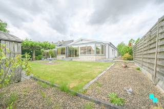 Deze open bebouwing uit 1968 bevindt zich op een perceel van 712 m² en biedt een bewoonbare oppervlakte van 209 m² (volgens het EPC-attest). De woning geniet van een uitstekende bereikbaarheid dankzij de nabijheid van diverse winkels en een vlotte aansluiting op de snelwegen en verbindingswegen. INDELING: De ruime inkomhal die vlotte toegang biedt tot verschillende ruimtes, waaronder de kelder, badkamer (voorzien van 2de toilet, lavabomeubel en doucheruimte), inpandige garage en leefruimte. De royale leefruimte is ingedeeld in een sfeervolle zithoek en een eetgedeelte dat naadloos aansluit op de keuken met eetplaats. Tevens zijn er ook nog 2 slaapkamers en achterliggende veranda voorzien op het perceel. De zuidoostelijk georiënteerde tuin is uitgerust met een veranda die naadloos overgaat in het groene buitengebeuren. Tot slot is er ook nog een ruim tuinhuis achterliggend aanwezig. EXTRA: <br />Dit is een vanafprijs, elk bod vanaf 320.000EUR of hoger wordt voorgelegd aan de eigenaar die dit al dan niet kan aanvaarden! | EPC-label D (geen renovatieplicht) | Regenwater aanwezig | CV op gas | Extra opbergzolder. Voor meer info en foto's, surf naar www.bordes.be