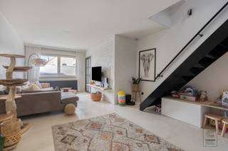 Deze instapklare gezinswoning van 141 m² in Ekeren beschikt over drie ruime slaapkamers. Via de inkomhal kom je in de ruime leefruimte, die aansluit op de volledig ingerichte halfopen keuken. Achteraan de woning bevindt zich een aangename eetruimte met zicht op de zonnige, zuidwest georiënteerde tuin. De badkamer ligt op het gelijkvloers en is uitgerust met een dubbele lavabo, inloopdouche, toilet en handdoekdroger – ideaal wanneer spelende kinderen weer binnenkomen. <br /><br />Op de eerste verdieping bevinden zich twee ruime slaapkamers. De tweede verdieping is volledig ingericht als derde slaapkamer. De tuin van 63 m² is voorzien van een aangelegd terras, deels overdekt, en een ruime tuinberging. Troeven van de woning: hoogrendementsbeglazing, de zolder is uitgerust met airco en rolluik, nieuwe zolderdakconstructie van 2022. <br /><br /><br />Extra: <br />- EPC-klasse C (224 kWh -> GEEN renovatieverplichting!) <br />- Watertoets: perceelscore D, gebouwscore C. <br />- Woongebied<br />- Geen voorkooprecht<br />- Stedenbouwkundige informatie in aanvraag. <br /><br />Nabij school, winkels, autosnelweg, openbaar vervoer, etc. Voor meer info ga naar www.coenenvastgoed.be of bel 03/375.82.92