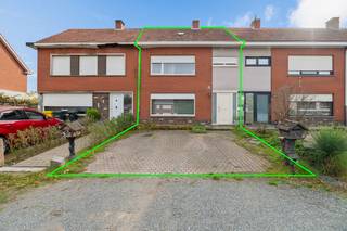 Deze op te frissen woning is gelegen op een toplocatie nabij de Kloosterheide te Lier.<br /><br />De woning biedt een unieke kans om volledig in te richten naar eigen smaak en stijl.<br /><br />Het gelijkvloers bestaat uit een ruime inkom met apart toilet. Vanuit deze inkom bereiken we de woonkamer en vervolgens de keuken die toegang geeft tot het terras en de kelder.<br /><br />De eerste verdieping beschikt over 3 slaapkamers (15m²/12m²/8m²) en een badkamer.<br /><br />Verder is er de ruime zolder die tevens uitbreidingsmogelijkheden kan verlenen voor eventueel een slaapkamer of hobbyruimte.<br /><br />Deze woning beschikt dus over goede ruimtes, een zolder, een terras en een kelder,  ideaal voor iemand die op zoek is naar een leuk renovatieproject met veel mogelijkheden. <br />Goed om weten is dat de woning ook langs de achterkant te bereiken is. Ideaal voor het parkeren van de fietsen zonder door de woning te moeten gaan.<br /><br />Mis deze kans niet om uw eigen woning te creëren op deze toplocatie en kom gerust langs voor een bezichtiging en ontdek het potentieel van deze woning.<br /><br />Pluspunten:<br />+ Toplocatie nabij Kloosterheide<br />+ Op te frissen naar eigen smaak en stijl<br />+ 3 Slaapkamers<br />+ Ruime zolder met potentieel<br />+ Zeer grote Kelder<br />+ Terras<br />+ Ruime oprit<br />+ Gunstig EPC: C =&gt; geen renovatieplicht<br />...<br /><br />Heeft u interesse in deze op te frissen woning en wenst u een bezoek ter plaatse in te plannen? Aarzel niet ons te contacteren op het nummer 03 337 50 70 of via info@vbvastgoed.be.