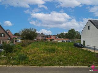 Mooie bouwgrond van 10 are voor een open bebouwing!Straatbreedte is 22,50 m!De ligging is super, dichtbij Kiewit en Bokrijk. Ideaal dichtbij Hasselt...