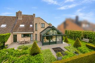 Op een goed bereikbare doch rustige ligging nabij het centrum van Oudenburg bevindt zich deze ruime halfopen bebouwing. De woning situeert zicht...