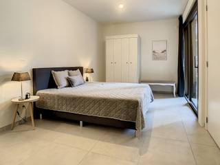 <br />Comfortabel wonen op de eerste verdieping van dit prestigieuze woonproject doe je gegarandeerd in dit appartement. Het heeft een oppervlakte van 68m² en een overdekt, zuidelijk georiënteerd terras van net geen 10m². Een topligging, want je kijkt uit op de Lombaardstraat waar veel fijne winkels liggen en je heel wat passage ziet voorbijkomen. Bovendien heeft het terras een berging, die netjes is weggewerkt in de houten wand. Tot slot zijn er ook enkele geperforeerde luiken die je open en dicht kan schuiven voor zonwering en privacy. <br /><br />Een extra troef is dat er zowel een schuifraam aan de leefruimte als aan de slaapkamer is voorzien. Die kan je tegelijk openschuiven, waardoor het appartement doorloopt in het terras. De badkamer is gelegen aan de slaapkamer en is betegeld met een licht beige vloertegel, net zoals de rest van het appartement. De keuken is wit afgewerkt met licht houten accenten. De liefhebbers kunnen bij honger (overdekt) doorlopen naar de brasserie van het Ursulinenhof. Top!<br /><br />Dit appartement is ook uiterst geschikt als opbrengsteigendom met een mooi maandelijks huurrendement.<br /> 