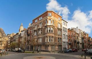 <p>In het hart van Sint-Gillis, op wandelafstand van het gemeentehuis en het Van Meenenplein, ligt dit appartement verscholen in een prachtige, rustige en groene laan, waar men bijna vergeet dat men zich in de stad bevindt. Vanaf de inkom heerst er meteen een warme en lichtrijke sfeer.<br />Met een oppervlakte van ca. 102 m² (EPC) en in goede staat, overtuigt dit mooie appartement door zijn royale volumes en harmonieuze indeling. De ruime woon- en eetkamer vormt het kloppend hart van de woning: een gezellige leefruimte, verlengd door een hypermoderne, volledig uitgeruste open keuken. Het appartement beschikt over twee mooie slaapkamers, opgevat als echte rustgevende cocons, evenals een functionele en verzorgde badkamer. Dubbele beglazing, een collectieve stookolieketel en een private kelder vervolledigen het geheel en zorgen voor dagelijks comfort en praktische bruikbaarheid.<br />Het appartement is momenteel verhuurd via een huurovereenkomst van 3 jaar, gestart op 01/03/2018, en genereert een maandelijkse huur van €950, met een werkkapitaal van €140/maand (exclusief verbruik). Het vormt aldus een ideale opportuniteit, zowel voor een zorgeloze investering als voor een toekomstig woonproject in één van de meest geliefde wijken van Brussel. EPC: G. Een plek waar rust, groen en de levenskunst van Sint-Gillis samenkomen!</p>
<p><span>Gelijkvloers</span> : Appartement “Lot 8” – Aandelen 180/1.000</p>
<ul>
<li>Inkomhal van ± 8 m²</li>
<li>Badkamer (bad, toilet, dubbele lavabo, washoek) met toegang tot een kleine koer van ± 4 m²</li>
<li>Slaapkamer van ± 12 m² (quickstep)</li>
<li>Toilet met handenwasser</li>
<li>Slaapkamer van ± 15 m²</li>
<li>Volledig uitgeruste open keuken (koelkast, diepvriezer, oven, kookplaten, vaatwasser en spoelbak)</li>
<li>Salon van ± 17 m² (quickstep)</li>
<li>Eetkamer van ± 13 m² (quickstep)</li>
</ul>
<p>Kelder nr. 5 inbegrepen</p>