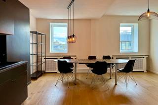 Dit appartement bevindt zich op wandelafstand van het Centraal Station en alle andere toe- en uitgangsmogelijkheden die Antwerpen je te bieden...