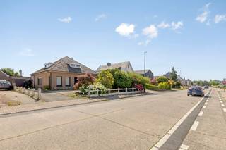Ben je op zoek naar een ruime open bebouwing met een bruikbaar vloeroppervlak van maar liefst 208 m² en tal van mogelijkheden? Zoek niet verder! Deze woning op de Oordegemsesteenweg heeft alles wat je zoekt. <br /><br />Indeling gelijkvloers:<br />- Inkomhal<br />- Woonkamer<br />- Keuken<br />- Slaapkamer/bureau/eventuele praktijkruimte<br />- Apart toilet<br />- Slaapkamer<br />- Badkamer met ligbad<br />- Berging<br />- Inpandige garage<br /><br />Indeling tweede verdieping:<br />- Nachthal<br />- 4 slaapkamers <br /><br />Bijzonderheden:<br />- Tuin en terras<br />- Uitbreidingmogelijkheden (mogelijkheid tot optrekken van tweede verdieping met rechte muren en mogelijkheid tot integreren van een praktijkruimte van maximum 100 m²)<br /><br />Mis deze kans niet en vraag vandaag nog jouw bezoek aan voor het bezoekmoment op zaterdag 04/07. Een bezoek plannen kan via de volgende link: https://www.albert.immo/listing/dwelling-for-sale-9230-wetteren-7748096 of door contact op te nemen met Nico via nico.soetaert@albert.immo of 0496 46 80 03. <br /><br />Bij Albert kom je thuis