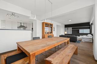In de Riverside Tower, gelegen aan de Esmoreitlaan op Linkeroever, bevindt zich dit ruime en lichtrijke appartement van ca. 140 m² op de zevende verdieping. Dankzij de uitstekende ligging geniet je hier van een adembenemend uitzicht over Antwerpen, met onder meer zicht op het MAS, terwijl je tegelijkertijd omringd bent door groen.<br /><br />De ruime leefruimte baadt in het natuurlijke licht en vormt samen met de praktische indeling de ideale basis voor comfortabel wonen. Het appartement beschikt over drie volwaardige slaapkamers, waarvan één met een ensuite badkamer. Daarnaast is er een tweede badkamer, waardoor deze woonst perfect geschikt is voor gezinnen of wie graag extra comfort heeft. De ene badkamer is uitgerust met een douche, de andere met een ligbad.<br /><br />Een extra troef is dat zowel een privéstaanplaats (middelste plaats) als een kelderberging reeds inbegrepen zijn in de prijs.<br /><br />De ligging is een absolute meerwaarde. Winkels, scholen en andere voorzieningen bevinden zich in de onmiddellijke omgeving en dankzij de tram, bus, watertaxi, voetgangers- en fietserstunnel bereik je het centrum van Antwerpen in een mum van tijd. Zo combineer je de rust en het groen van Linkeroever met de levendigheid van de stad.<br /><br />Troeven:<br />- EPC label B <br />- Elektriciteit conform <br />- Gemeenschappelijke fietsenstalling <br />- Terras (±1,5 m²)<br /><br />Ben je op zoek naar een ruim appartement met een uniek uitzicht en een uitstekende bereikbaarheid? Contacteer ons gerust voor meer informatie of een bezoek. <br />