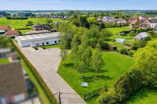 MODERN BEDRIJFSGEBOUW met MAGAZIJN (805M²) en KANTOREN (175M²) op ruim perceel VAN CA. 4.759 M² te Zwalm. Het gebouw omvat CA. 1.075M²...