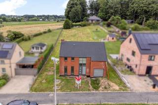In een rustige, doodlopende straat in Sint-Martens-Bodegem, bevindt zich deze ruime casco villa. De woning werd reeds wind- en waterdicht...