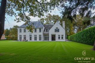In de gegeerde Bloemenwijk te Retie bevindt zich deze royale villa op een perceel van 2.415 m², waar tijdloze elegantie en hedendaagse luxe...
