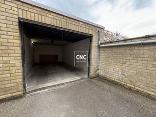 Makkelijk toegankelijke garagebox met automatische poort op het gelijkvloers gelegen op de Koningslaan 116 te Knokke.Afmetingen: 2,95m breed x 5,75m diepWenst u bijkomende informatie of wenst u een bezoek in te plannen? Contacteer Nathalie Colpaert op het nummer 0495/62 18 81 of via mail info@immocnc.be.