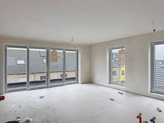 Dit nieuwbouw dakappartement in Snaaskerke biedt alle modern comfort en een uitzonderlijk ruimtelijk gevoel. De duplex beschikt over een...