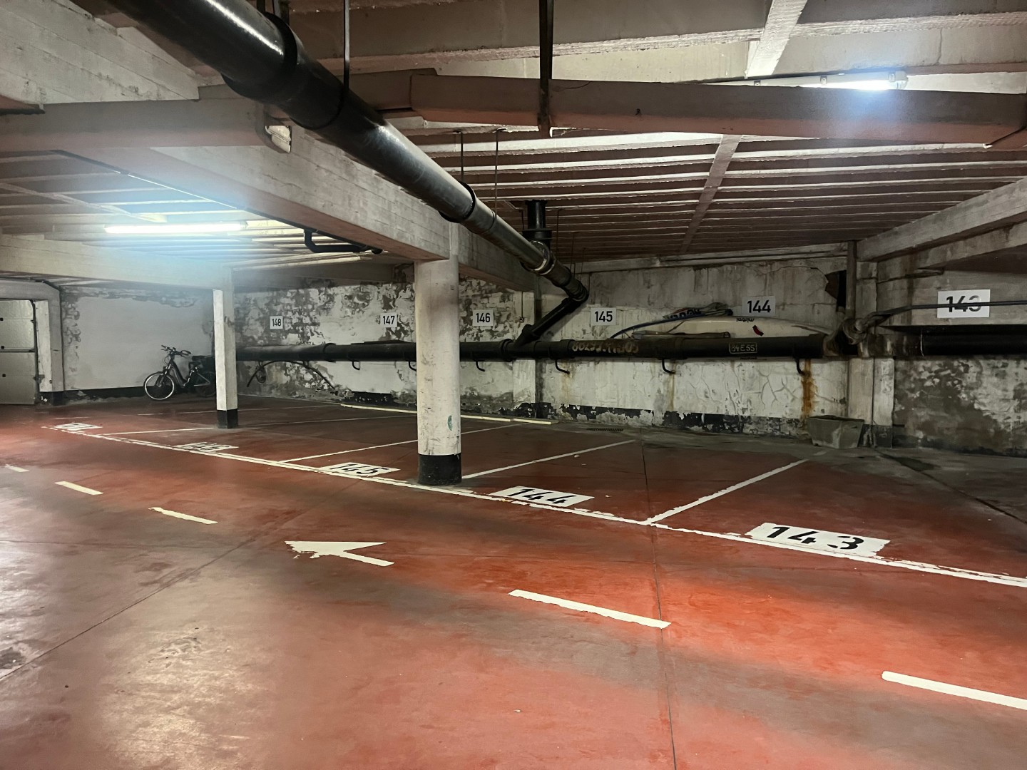 Vlot toegankelijke autostaanplaats in residentie Saint Georges - foto 4