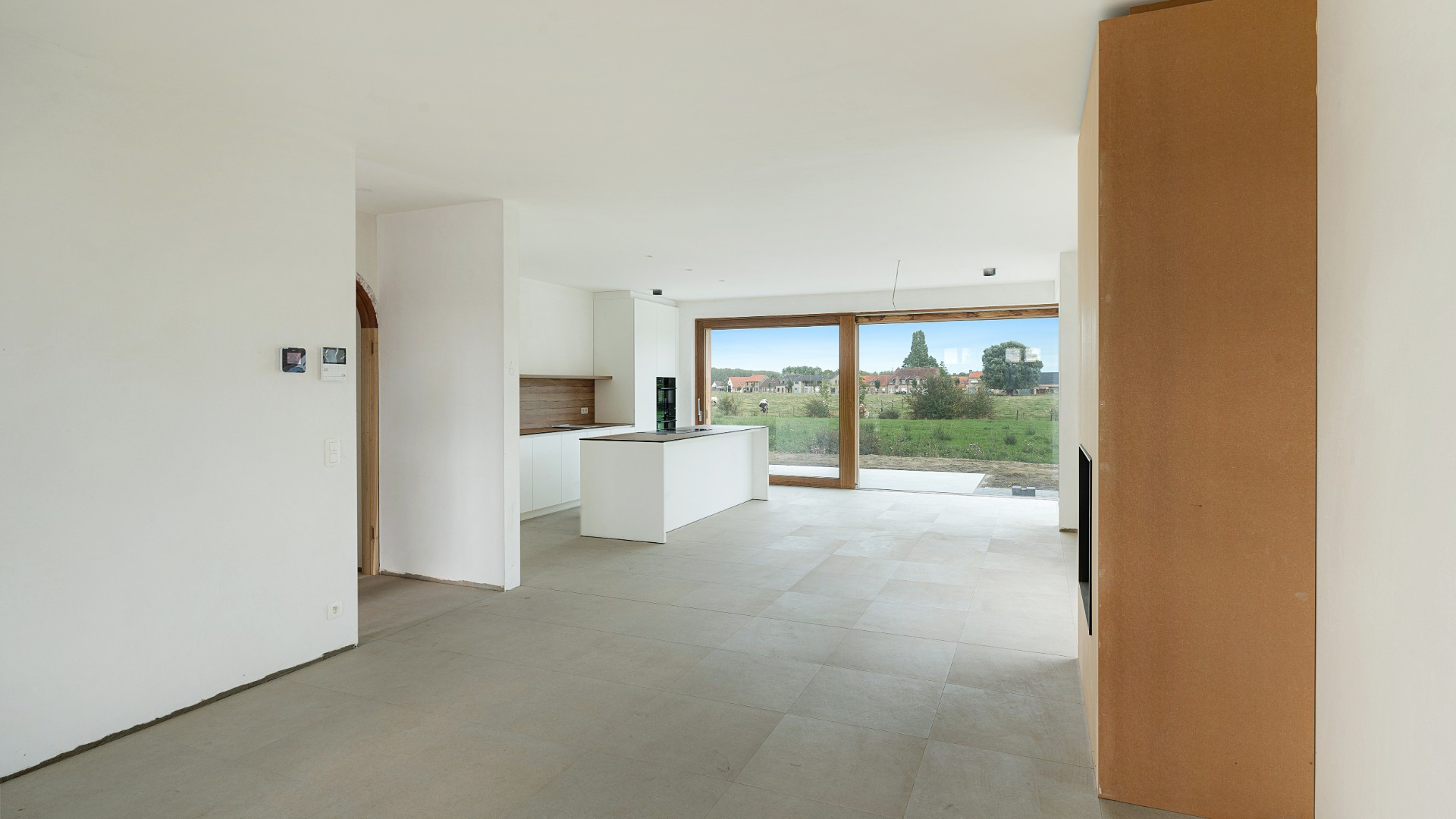 Halfopen nieuwbouwwoning met prachtige afwerking, garage, en mooi uitzicht op de velden - foto 5