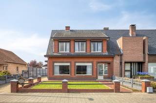<strong>Halfopen woning met 3 slaapkamers te koop in centrum Averbode</strong><br /><br />Rustig gelegen, doch in het centrum van Averbode, vinden we deze leuke halfopen woning. De centrale ligging biedt heel wat voordelen: op wandelafstand bevindt zich een supermarkt, een bakker, horeca en een school. Voor natuurliefhebbers heeft deze woning de ideale ligging, nabij Averbode bos en de abdij van Averbode. Er is een vlotte verbinding met omliggende gemeenten zoals Laakdal, Tessenderlo-Ham of Scherpenheuvel-Zichem. <br /><br />Vanuit de inkomhal komen we binnen in de leefruimte (23m²) met aansluitend de eetkamer (20,6m²). Zowel de leefruimte als de eetkamer werden ingericht met een haard, die zorgt voor extra warmte en gezelligheid. Naast de eetkamer bevindt zich de keuken (9,38m²), van waaruit je kan doorlopen naar de praktische bijkeuken (8,38m²). Verder is er achteraan nog een leuke veranda (19,11m²), waar het heerlijk vertoeven is.<br /><br />Op de eerste verdieping zijn er drie ruime slaapkamers (8,2m², 18,4m² en 13m²) en de badkamer (11,57m²). De badkamer is voorzien van een ligbad, een lavabo en een toilet.<br /><br />De woning heeft nog een ruime zolder (25m²) die nog mogelijkheden biedt. <br /><br />Voor het de auto, fietsen of als werkplaats is er nog een handige garage (19m²).<br /><br />De verwarming gebeurt via centrale verwarming op stookolie. De ramen hebben dubbele beglazing (PVC) en er zijn overal rolluiken. De zoldervloer is geïsoleerd en de berekende energiescore bedraagt 668 kWh/m²jaar. <br /><br />Spreekt deze leuke woning jullie aan? Contacteer ons voor meer info of een bezoek ter plaatse via info@bosmanvastgoed.be. Wij helpen jullie graag verder!<br /><br />De woning heeft momenteel een EPC ‘F’ wat wil zeggen dat dit pand is onderworpen aan de renovatieverplichting van de Vlaamse overheid voor residentiële gebouwen (behoudens sloop binnen 6 jaar na de aankoop). Consulteer voor meer informatie de website van het Vlaams Energie- en Klimaatagentschap via https://www.vlaanderen.be/een-huis-of-appartement-kopen/renovatieverplichting-voor-residentiele-gebouwen.
