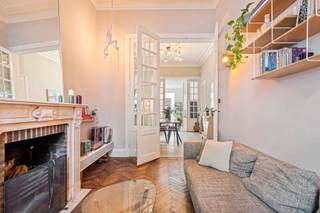 <p>Karaktervolle herenwoning uit 1899 in een autoluwe straat in hartje Roeselare. Via de inkomhal betreedt u de gezellige leefruimte met eet- en zithoek, afgewerkt met tal van authentieke elementen en een sfeervolle houthaard. De ruime, volledig uitgeruste keuken met eetplaats geeft uit op de zonnige, zuidgerichte stadstuin met aangelegd terras en loungehoek. Op de eerste verdieping bevindt zich een ruime slaapkamer met karaktervolle erker en praktische ingemaakte kasten, een aparte was-/bergruimte en een ingerichte badkamer (dubbele wastafel, toilet en bad met douchemogelijkheid). De tweede verdieping omvat nog twee volwaardige slaapkamers, eveneens voorzien van ingemaakte kasten. Via de vaste trap bereikt u de geïsoleerde zolder, waar een extra slaapkamer, hobbyruimte of bureau kan worden ingericht.</p>
<p></p>
<p>Extra troeven</p>
<ul>
<li>Volledig instapklare herenwoning uit 1899 in neo-Vlaamse renaissancestijl</li>
<li>Tal van authentieke elementen</li>
<li>Rustige, autoluwe ligging in hartje Roeselare</li>
<li>Zuidgerichte stadstuin</li>
<li>Praktische ingemaakte kasten en maatwerk</li>
<li>Conforme elektriciteitskeuring</li>
<li>EPC label C geen renovatieverplichting</li>
<li>Voorzien van sanitair op het gelijkvloers en op de 1ste verdieping</li>
<li>Grote droge kelder met vaste trap</li>
<li>Geïsoleerde zolder met vaste trap en uitbreidingsmogelijkheden</li>
</ul>
<br />Deze woning is te koop ZONDER makelaar via het concept van Smart Houses! Wenst u verdere inlichtingen of informatie over de bezoekdag? Contacteer rechtstreeks de eigenaar via 0494/41.06.25
