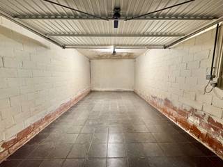 Ondergrondse en zeer ruime garagebox in het hartje van Eeklo op 1 minuut wandelen van de Markt, de Boelare, de Molenstraat en de Koning...