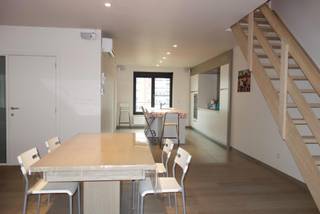 Een ruim en modern 3 slaapkamer appartement gelegen op het 3e en 4e verdiep. Goed gelegen voor werkende, vlakbij de autostrade, het centrum...