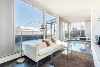 Ruim duplex dakappartement met panoramisch zonneterras van ca. 50m² gelegen op absolute toplocatie in het centrum van Antwerpen nabij tal van...