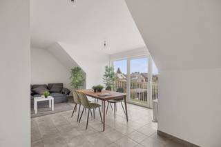 Superbe appartement fraichement remis à neuf à proximité de toutes les commodités et facile d'accès (proche de l'A8). Il dispose d'un beau...