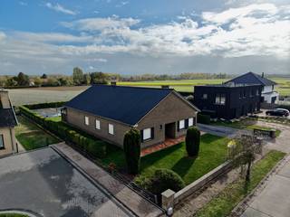 Bent u op zoek naar een woning met potentieel, een toplocatie én een adembenemend uitzicht? Dan is deze charmante, op te frissen woning precies wat...