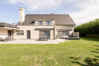 Cette villa spacieuse, située dans un lotissement discret de Westkapelle, se trouve sur un terrain d'environ 1 380 m² avec une orientation...