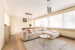 Dit prachtige duplex appartement in Geluwe biedt alle comfort en ruimte die je nodig hebt. Met 3 slaapkamers, een ruime dressing en een bewoonbare oppervlakte van 131 m², is er genoeg ruimte voor het hele gezin. <br /><br />De duplex is modern en stijlvol ingericht, met een open keuken, koele berging, een ruime woonkamer met eiken parketvloer en een bureauruimte. De grote ramen zorgen voor veel natuurlijk licht en bieden een prachtig uitzicht op de omgeving. <br /><br />De badkamer is voorzien van alle moderne gemakken, en er is ook een apart toilet. Daarnaast beschikt het appartement over 2 ruim terrassen (1 per verdiep) waar je heerlijk kunt genieten van de buitenlucht. <br /><br />De ligging van het appartement is ideaal, met winkels, scholen en openbaar vervoer op loopafstand. Het appartement heeft een afzonderlijke ingang (geen syndic!). Het appartement is voorzien van screens, airco, nieuwe keukentoestellen (vaatwas en frigo), goedgekeurd attest elektriciteit. <br /><br />Kortom, dit duplex appartement in Geluwe is de perfecte plek voor wie op zoek is naar ruimte, comfort en een goede ligging. Neem snel contact op voor meer informatie of een bezichtiging!