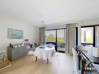 <strong>SINT-LAMBRECHTS-WOLUWE</strong> - Rustige woonwijk, niet ver van openbaar vervoer, winkels en Rodebeekpark. Mooie, lichte, <strong>GEMEUBILEERDE</strong> 2-slaapkamerwoning met ca. 80 m² woonoppervlak. Indeling als volgt: Inkomhal met vestiaire, apart toilet, bijkeuken, woonkamer van ±38m² met super ingerichte keuken die uitgeeft op de leefruimte, toegang tot het terras, nachthal met bergruimte, een douchekamer, twee slaapkamers (±10,5m² en ±11m²). Voorziening voor lasten: 200 €/maand (warm en koud water, verwarming, gemeenschappelijke ruimtes). PEB: C. Afmetingen ter informatie.<br /><br /><span>Op de 4e verdieping</span> :<br />
<ul>
<li>Entreehal met garderobe</li>
<li>Aparte wc met wastafel</li>
<li>Woonkamer van ±38 m² met toegang tot het terras</li>
<li>Volledig uitgeruste open keuken (oven, magnetron, kookplaten, afzuigkap, koelkast en vriezer, vaatwasser, wasmachine)</li>
<li>Slaapgedeelte met opbergkasten</li>
<li>Doucheruimte (douche, wastafels)</li>
<li>Slaapkamer van ±10 m² (3,6 m x 2,8 m)</li>
<li>Slaapkamer van ±10,5 m² (3 m x 3,5 m)</li>
</ul>
<br />EPB C.
