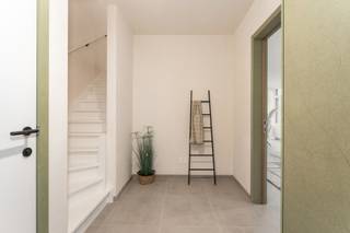 Deze nieuwe, energiezuinige woningen bouwen we nabij de Kortrijkstraat in Menen: een nieuwe, aangename woonbuurt op 1,9 km van de Grote Markt met een ruim aanbod aan winkels en horecazaken. Via de N32 geniet je van een vlotte verbinding met de A19, E403, ... Menen ligt aan de Leie met tal van mooie wandel- en fietsroutes.
Deze tijdloze nieuwbouwwoningen beschikken over: een inkomhal met toilet, een ruime woon- en eetkamer met veel lichtinval, een -naar eigen keuze ingerichte- open keuken, een aansluitende berging en een zuid gerichte tuin waar een dubbele garage met fietsen- en tuinberging opgericht wordt. Op de eerste verdiepding vind je 2 slaapkamers, een badkamer, een afzonderlijk toilet en een berging. De tweede verdieping herbergt nog eens 2 slaapkamers. Kortom: deze woningen bieden een zee aan ruimte!
Je kiest zelf de afwerkingsmaterialen voor keuken, badkamer, vloeren en binnendeuren. Zo kan je precies wonen zoals jij het zelf wilt. Het gebruik van een warmtepomp, in combinatie met vloerverwarming en zonnepanelen zorgt er bovendien door dat jouw toekomstige energiefactuur onder controle blijft (E10).
Een kijkje nemen? Deze 6 nieuwe woningen bouwen we nabij Groenestraat 61. Wil je graag meer info? Contact ons en ontdek alle details!
Deze woning wordt verkocht onder BTW-stelsel.