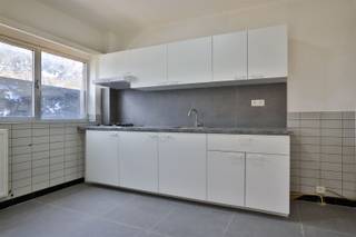 In een rustige woonwijk in Merksem wordt dit instapklare appartement te koop aangeboden.Het appartement bevindt zich in een kleinschalig gebouw met...