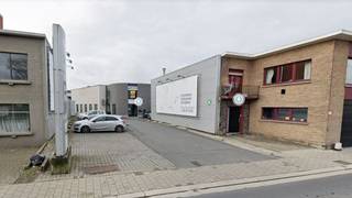 Ben je op zoek naar de plek om je bedrijf groot te maken? Ben je de files beu? Een plek in de buurt van Brussel en Gent? Dan heeft Delestré Immobiliën de idéale oplossing voor u.<br />Erg ruime kantoren of polyvalente ruimtes te huur + magazijn unit gelegen vlakbij het Station van Aalst en op een boogscheut van het centrum en alle invalswegen. ONMIDDELLIJK BESCHIKBAAR.<br />De maandelijkse huurprijs bedraagt 2.500 euro voor de kantoren van 280 m² samen met een opslagruimte van ongeveer 134 m².<br /><br />Onroerende voorheffing ten laste van de huurder.<br /><br />Benieuwd naar dit bedrijfsvastgoed te huur regio Aalst?<br />Contacteer info@immodelestre.be of 054 33 62 52.<br />www.immodelestre.be<br /><br />