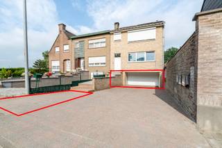 <p><strong>Op zoek naar een rustig gelegen appartement met tuin én een vlotte bereikbaarheid?</strong></p>
<p>Dankzij de rustige ligging geniet dit appartement door de <span>privatieve tuin met terras</span> van veel privacy en een aangename, groene omgeving. Bovendien beschikt de woning over een conforme elektrische keuring, een gunstig EPC-label C en zijn er geen syndickosten. Het appartement is gelegen op wandelafstand van het station van Liedekerke en op slechts 5 minuten rijden van de E40 richting Brussel en Gent.</p>
<p> </p>
<p>Via de inkomhal bereik je de keuken met aansluitend de lichtrijke leefruimte met zicht op de tuin. Verder beschikt het appartement over één volwaardige slaapkamer, apart toilet en een badkamer.</p>
<p>Kortom, een ideale starterswoning of een interessante investering dankzij de combinatie van rust, comfort en bereikbaarheid.</p>
<p><strong>Interesse? Contacteer ons vandaag nog voor een bezoek!</strong></p>