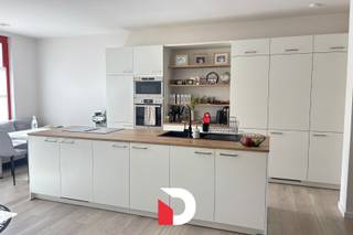 DE WONING IS BESCHIKBAAR VOOR EEN PERIODE VAN 1 JAAR EN 9 MAANDEN VANAF 01/07/2026.Deze instapklare en volledig bemeubelde rijwoning is gelegen in...