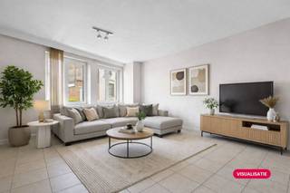 Bent u op zoek naar een strategisch gelegen investering of een comfortabel verblijf aan de kust? Dit bijzonder ruime gelijkvloers appartement in de Judestraat biedt de perfecte combinatie van ruimte en een centrale ligging in het charmante Oud-Knokke.Het pand bevindt zich in deze verzorgde residentie gebouw in 2000. De ketels zijn recent in 2020 nog vernieuwd wat resulteert in een energiezuinig appartement. Dankzij de ligging nabij de Lippenslaan en de Groentenmarkt geniet u van alle faciliteiten die Knokke te bieden heeft op wandelafstand. Dit vastgoed is momenteel verhuurd, wat het een interessante opportuniteit maakt voor wie op zoek is naar een investering in Knokke centrum. Bovendien is er de mogelijkheid tot de aankoop van een garagebox in dezelfde residentie.Indeling:- inkomhal met gastentoilet- lichtrijke leefruimte met eetkamer- geïnstalleerde keuken- badkamer met lavabo, ligbad en was en droog aansluiting- ruime volwaardige slaapkamerDankzij de ruime bewoonbare oppervlakte van 74m² is dit een unieke kans voor wie op zoek is naar een goede investering, tweede verblijf of vaste bewoning aan de kust. Bent u op zoek naar een appartement op een toplocatie te Knokke-Heist? Contacteer onze dossierbeheerder Arne Reubens via +32 472 186 304 of arne.reubens@dewaele.com*Deze AI-visualisaties zijn bedoeld als inspiratie. Er werd geen rekening gehouden met technische specificaties, stedenbouwkundige voorschriften of de concrete mogelijkheden tot realisatie.