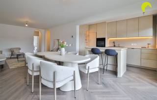 <p><span>Dit instapklaar 2 à 3 slpk. appartement met garagebox onderging in 2025 een grondige totaalrenovatie in ware Ibiza vibe! De ligging is rustig, maar vlakbij diverse belangrijke toegangswegen en openbaar vervoer (bus en tram zijn vlakbij) </span></p><p><span><br />Het appartement ligt op de tweede verdieping (geen lift = lage maandelijkse kosten) en heeft een klein terrasje achteraan, met zicht op de achtergelegen garagebox, voor de wagen, fietsen of extra berging.</span></p><p><span>De living is ruim en licht (dankzij grote raampartijen tot op de grond). De open keuken is voorzien van alle comfort en werd uitgerust met een zalig kookeiland. Ook de badkamer werd in dezelfde "Bohemian"-stijl ingericht, met een luxe douche, toilet en wastafel.</span></p><p><span>(plaats voor wasmachine en droogkast). Achteraan 2 ruime slaapkamers en een derde kamer, geschikt als bureauruimte, dressing of babykamer. Garagebox verplicht mee aan te kopen voor € 20.000</span></p><p><span> </span></p><p><span>Belangrijkste troeven:</span></p><p><span> </span></p><p><span>. instapklaar! </span></p><p><span>. AREI conform!</span></p><p><span>. asbestveilig!</span></p><p><span>. EPC A label!</span></p><p><span>. dak vernieuwd - 12 cm PUR/PIR</span></p><p><span>. onmiddellijk beschikbaar</span></p><p><span> </span></p><p><span>Wordt deze Mediteraanse parel uw nieuwe thuis?</span></p><p><span> </span></p><p><span>EPC: 94 kWh/m² jaar - label A</span></p><p><span>Waterinfo: G-score A - P-score A</span></p><p><span>Oppervlakte volgens metingen EPC</span></p><p><span> </span></p><p><span>Voor een bezoek ter plaatse kan u ons contacteren op het nummer 03 449 42 41 of mail ons via hallo@habicom.be.</span></p><p><span>Benieuwd naar de waarde van jouw woning? Check het gratis op <span>www.watismijnhuiswaard.be</span></span></p><p><span> </span></p>
