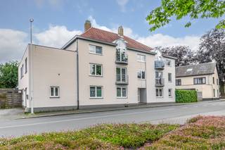 ENKEL BEZOEKEN MOGELIJK DOOR ONDERSTAANDE LINK VOLLEDIG EN CORRECT IN TE VULLEN: mijnhuurprofiel.be<br /><br />Op een steenworp van landelijke omgeving doch op wandelafstand van het centrum van Malle bevindt zich op de eerste verdieping van een goed onderhouden appartementsgebouw dit appartement met 2 slaapkamers. <br /><br />Men betreedt het appartement via de privatieve inkomhal dewelke toegang biedt tot de leefruimte met open keuken. Wat dadelijk opvalt is het natuurlijk licht dat de gehele ruimte doet oplichten omwille van de grote raampartijen. De keuken werd volledig uitgerust met oven, koelkast, spoelbak, afwasmachine en een keramisch kookvuur. Het groene zicht vanop het balkon van de leefruimte zorgt voor de nodige rust en een aangenaam ruimtegevoel. Via de nachthal komt men terecht in de berging met aansluiting voor was- en droogmachine alsook verleent deze toegang tot de twee slaapkamers, het gastentoilet en de badkamer met ligbad en dubbel lavabomeubel. <br /><br />BIJZONDERHEDEN:<br />+ Elektriciteit conform <br />+ EPC label B<br />+ Gemeenschappelijke fietsenstalling<br />+ Gevel recent geschilderd<br />+ Toplocatie<br />+ Parkeergelegenheid voor de deur<br />+ Beschikbaar vanaf 1 juni 2026<br /><br />Huurprijs bedraagt € 950/maand + Een provisie van € 50 voor de gemeenschappelijke kosten. 3 maanden huurwaarborg, plaatsbeschrijving op gedeelde kosten.<br /><br />Voor meer info of een bezoek ter plaatse kan u vrijblijvend contact opnemen met Kato via kato@reds.be.