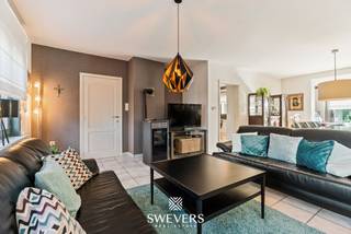 Voor meer info en foto’s, surf naar www.swevers.be – Rustig en ruim wonen in Oudsbergen? Aan de Dreesstraat 10 vindt u deze vrijstaande woning uit 1992 met 237 m² bewoonbare oppervlakte, drie ruime slaapkamers en een zonnige tuin op een perceel van 873 m². Het gelijkvloers beschikt over een royale woonkamer van 45,33 m² met plaats voor een gezellige zithoek en eethoek, een keuken van 16,64 m² met vernieuwde toestellen, een badkamer met inloopdouche en een toilet. Op de eerste verdieping liggen drie volwaardige slaapkamers van 24,60 m² en tweemaal 16,64 m², samen met een afzonderlijk toilet met lavabo. Aan opbergruimte geen gebrek dankzij de ruime kelder van 64,71 m², de zolder van 13,56 m², de kruipkelder en de garage. Buiten geniet u van een volledig omheinde, zuidgerichte tuin met onderhoudsvriendelijk kunstgras, een overdekt terras en zonneluifels: ideaal om in alle privacy te ontspannen. Extra troeven zijn de zonnepanelen met groenestroomcertificaten, dakisolatie, vernieuwde gasverwarming, pelletkachel, rolluiken, spouwmuurisolatie en conforme elektriciteit. Bovendien is de woning asbestvrij en beschikt ze over een gunstige EPC-score, dicht bij label B. De rustige ligging combineert privacy met een vlotte bereikbaarheid van winkels, scholen en openbaar vervoer. Zin in een bezoek? Bel 011 255 155. Bron bewoonbare oppervlakte: EPC – verslag