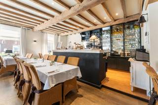 Goedgelegen charmante eigendom (op heden restaurant met feestzaal) met veel potentieel!Indeling: inkomhal, aparte toiletten, eetzaal (plaats voor 50...