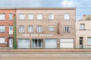 Op zoek naar een <strong>commerciële ruimte met woonruimte </strong>aan? Dan is Dorp West 54, 2070 Zwijndrecht misschien wel iets voor jou.<br />Deze handelszaak is gelegen langs de hoofdbaan van Zwijndrecht en ook nog eens vlakbij het centrum, de winkelstraat en openbaar vervoer. Zoek je een strategische ligging? Dan is deze hier zeker al aanwezig.<br /><br />Op de gelijkvloerse verdieping vinden we de commerciële ruimte van maar liefst <strong>100m2</strong>. Deze is momenteel opgedeeld in een grote ruimte voor kantoor of winkelruimte en heeft nog 4 extra aparte ruimtes die dienst doen als bureau <strong>(6m2),</strong> berging <strong>(5m2)</strong>, toilet en magazijn <strong>(7m2)</strong>. Bij deze commerciële ruimte bevindt zich aansluitend ook nog een grote <strong>garage </strong>van <strong>50m2</strong>. Deze kan ook gebruikt worden als opslagplaats of magazijn. De garage staat in rechtstreeks contact met de commerciële ruimte. <br /><br />Met de trap komen we op de 1e verdieping. Hier vinden we de toegang tot het duplex appartement. De<strong> hal </strong>brengt ons naar de<strong> lichtrijke woonkamer.</strong> Dankzij de grote raampartijen baadt de ruimte in het licht. Vanuit de woonkamer heb je toegang tot het ruime <strong>terras</strong> met een oppervlakte van <strong>70m2</strong>. Hier is het in de zomer heerlijk vertoeven. Aansluitend vinden we de <strong>keuken</strong> die is uitgerust met een kookvuur, oven, ijskast, diepvries en vaatwasser. Verder vinden we op deze verdieping de eerste <strong>slaapkamer</strong>, de <strong>badkamer</strong> met bad en dubbele lavabo, <strong>apart toilet</strong> en nog een handige <strong>wasplaats</strong>.<br /><br />Op de tweede verdieping van het gebouw vinden we de duplexverdieping. Hier zijn nog maar liefst <strong>5 slaapkamers</strong> en nog een <strong>extra badkamer</strong> met douche en apart toilet. De slaapkamers hebben een oppervlakte van 24m2, 23m2, 20m2, 17m2 en 16m2. Ruimte genoeg om al jouw spullen een plaatsje te geven.<br /><br />Als extra troef is er ook nog een gezellige <strong>tuin met terras</strong> aanwezig.<br /><br /><u><strong>Technisch:</strong></u>
<ul>
<li>EPC: 140 kWh/m2jaar, energiezuinig</li>
<li>Zonnepanelen aanwezig</li>
<li>Airco in woonkamer en keuken</li>
<li>Wg, Vg, Gvv, Gmo, Gvkr</li>
<li>G-&P-Score: A&A</li>
</ul>
<br />Interesse? Maak dan snel je afspraak op 03 369 70 33.