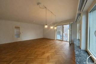 Centrum Ieper – Ruim en lichtrijk hoekappartement met terrasIn het hart van Ieper bevindt zich dit verzorgde maar te renoveren hoekappartement met...