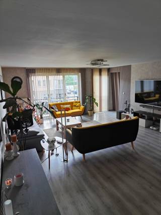 Te Huur: Ruim Duplex Appartement met Terras – 140m²Bemeubeld of onbemeubeld te huur.De huidige bewoner is bereid om voor een kleine bijdrage de...