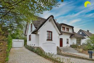 <p><span>Viewing day  on Saturday 25/04/26 from 09h30!  Viewing by appointment only! You can make an offer until Tuesday 28/04/2026 - 18h00!   Registration possible on 03 449 42 41 or <span>hallo@habicom.be</span></span></p><p><span>In the coveted 'flower district', in the center of Hove, we offer you this renovated and semi-detached family home (168m²) with 4 bedrooms. The house is located on a southwest facing plot of 297m².</span></p><p><span>In the immediate vicinity you will find schools, public transport, stores, connecting roads and so on. In short, everything you could wish for!</span></p><p><span>The house itself dates from 1956 and was thoroughly renovated after 2011.</span></p><p><span> </span></p><p><span>The house has double glazing throughout with PVC and aluminum joinery. The central heating runs on gas (Junkers) and the electricity conforms to the regulations of the AREI. The property was categorized as asbestos safe after inspection. The roof is also already equipped with some insulation. Also, 8 solar panels were installed in combination with a battery.</span></p><p><span> </span></p><p><span>Layout:</span></p><p><span> </span></p><p><span>We enter the house in the entrance hall. Here is enough space for checkroom and a separate guest toilet.</span></p><p><span>On the left side of the house we find a pleasant living space on oak parquet. There is also a fireplace that provides coziness and warmth during the cold winter months.</span></p><p><span>The dining room and fitted kitchen can be found at the back of the house. From the kitchen you overlook the cozy garden with a large and sunny terrace. At the back of the plot there is also a large garden shed.</span></p><p><span> </span></p><p><span>On the second floor we find two spacious bedrooms and a third small room that currently serves as a dressing room. In the largest room there is air conditioning.</span></p><p><span>Also on this floor we find a shower room with shower, toilet and bathroom cabinet with sink and mirror.</span></p><p><span> </span></p><p><span>Via a fixed staircase we reach this second floor. Here we find the master bedroom with adjacent a second shower room with walk-in shower and a bathroom cabinet with sink.</span></p><p><span> </span></p><p><span>There is also a dry cellar with headroom and a garage. In front of the house there is room to park several cars.</span></p><p><span> </span></p><p><span>I would like to sum up for you the assets of this renovated family home in Hove:</span></p><p><span> </span></p><ul><li><span>Very quiet location in the vicinity of  stores, schools, connecting roads, public transport, ...</span></li></ul><ul><li><span>Semi-detached building with driveway and large garage</span></li></ul><ul><li><span>Landscaped garden with excellent orientation (southwest)</span></li><li><span>4 full bedrooms + 2 shower rooms</span></li><li><span>Very well maintained house: double glazing throughout, electricity compliant, asbestos safe, solar panels, ...</span></li></ul><p><span> </span></p><p><span>EPC: 384kWh/m² (D-label) </span></p><p><span>G-score </span><span>: A, P-score: A</span></p><p><span> </span></p><p><span>For a site visit please contact us on 03 449 42 41 or email us at <span>hallo@habicom.be</span></span></p><p><span>Curious about the value of your home?  Check it for free on <span>www.watismijnhuiswaard.be</span></span><span> </span></p><p><span> </span></p>