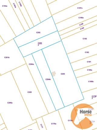 HAALTERT – Weide met stal op ± 65 are<br /><br />Deze rustig en landelijk gelegen weide heeft een totale oppervlakte van 64 a 60 ca (6.460 m²).<br />Het perceel is uitgerust met een schuilstal en is geschikt voor het houden van paarden, kleinvee of andere hobbydieren.<br /><br />De weide is vlot bereikbaar en biedt dankzij haar ruime oppervlakte tal van mogelijkheden.<br /><br />Kadastrale gegevens:<br />Haaltert – 2de afdeling Denderhoutem<br />Sectie C, percelen C202, C202/02, C204b en C203.