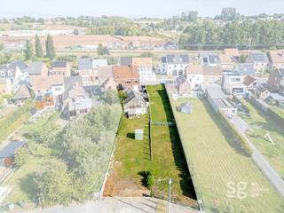 In het pittoreske Eslegem vinden we deze verrassend ruime woning terug met magazijn terug!