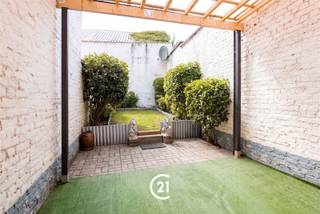 <p>Bent u op zoek naar een instapklare woning met 3 slaapkamers en een gezellige tuin in Gent? Dan is deze woning precies wat u zoekt.</p><p>Deze woning is gelegen in de Geraard Mercatorstraat in Gent, in een aangename en vlot bereikbare woonomgeving op korte afstand van het stadscentrum. In de onmiddellijke omgeving vindt u diverse winkels, scholen, openbaar vervoer en andere dagelijkse voorzieningen. Dankzij de nabijheid van belangrijke invalswegen en uitstekende fiets- en openbaarvervoersverbindingen geniet u van een vlotte bereikbaarheid naar het centrum van Gent en de omliggende gemeenten. Deze gunstige ligging combineert rustig wonen met alle voordelen van het stadsleven, ideaal voor wie centraal en comfortabel wil wonen.</p><p>Indeling:<br />GLV:Via de inkomhal betreedt u de woning. Deze geeft toegang tot de gezellige leefruimte met open keuken. Dankzij de grote raampartijen geniet de leefruimte van een aangename lichtinval. Vanuit de leefruimte heeft u rechtstreeks toegang tot de tuin, waar u in alle rust kunt ontspannen. Op het gelijkvloers bevindt zich eveneens een apart gastentoilet.<br />1steV: Via de trap bereikt u de nachthal, die toegang biedt tot een ruime slaapkamer en de badkamer.<br />2deV: Op de tweede verdieping bevinden zich nog twee volwaardige slaapkamers.</p><p>Deze instapklare woning is de ideale keuze voor starters, jonge gezinnen of investeerders die op zoek zijn naar een comfortabele woning op een gunstige locatie in Gent.</p><p>Interesse?<br />Contacteer ons gerust voor meer informatie of plan vandaag nog uw bezoek in.</p>