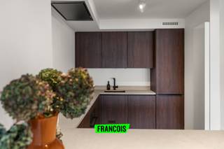 In een aangename woonomgeving bevindt zich dit stijlvol afgewerkt appartement op de derde verdieping. Dankzij de ligging kijkt u uit op een open groenzone, wat zorgt voor rust en privacy, terwijl alle voorzieningen zich op korte afstand bevinden.<br /><br />Het appartement werd in 2025 volledig vernieuwd en afgewerkt met oog voor detail en kwaliteit. Er werd gekozen voor duurzame materialen en een moderne afwerking, waaronder een warme parketvloer en een op maat ontworpen keuken.<br /><br />De keuken is volledig uitgerust met hedendaagse toestellen zoals een inductiekookplaat, koelkast, diepvriezer, vaatwasser, combi-oven, dampkap en een composiet werkblad.<br /><br />De indeling omvat een ruime leefruimte met open keuken, twee comfortabele slaapkamers, een aparte berging, badkamer, afzonderlijk toilet, een terras en een privatieve kelderberging.<br /><br />Geschikt als vaste woonst of als tweede verblijf.<br /><br />Het gebouw is aangesloten op het warmtenet, wat bijdraagt aan een energiezuinig geheel met een gunstige EPC-score.<br /><br />De aanwezige meubels zijn nieuw en kunnen afzonderlijk worden overgenomen.<br /><br />Aarzel niet en neem contact op voor meer info of een afspraak! <br /><br />