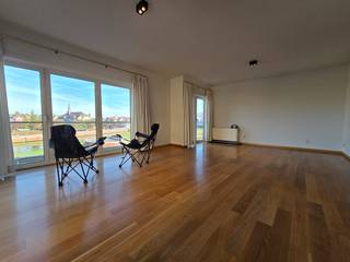 What a view !!!!! Prachtig gelegen hoekappartement aan de meer dan gegeerde Leieboorden !! Op de 2de verdieping en bestaande uit hal met vestiaire en apart toilet. Ruime living met parketvloer met heel veel raampartijen waar u telkens opnieuw een ander stukje van de prachtige Leie-arm kan ontdekken. Aparte ingerichte keuken met plaats voor eettafel. Twee volwaardige slaapkamers en een badkamer met dubbele lavabo en inloopdouche. Apart toilet en berging met wasplaats. Tevens ondergrondse standplaats en kelderberging inbegrepen in de prijs. Mooie buurt aan de Leie en het Oud Gerechtshof !  Het appartement werd volledig herschilderd, nieuwe inloopdouche en voorzien van verlichtingsarmaturen en gordijnen!!!!