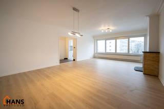 Mooi gerenoveerd appartement op de 3e verdieping links ( met lift) :<br /><br />Ruime inkomhal met berging, apart toilet, nieuwe badkamer met inloopdouche en lavabomeubel. Berging voor aansluiting wasmachine en droogkast, 1 ruime slaapkamer en 2 kleine slaapkamers, terras voor - en achteraan. Ruime woonkamer met sierhaard, nieuwe keuken met kasten en spoelbakken, kookplaat, dampkap en oven. <br />Appartement volledig nieuw wit geverfd dus instaplaar.<br />Dubbele beglazing, collectieve verwarming met individuele caloriemeters.<br /><br />Gemeenschappelijke kosten: 230 ( € 80 minuterie + syndicus + lift ... + € 150 provisie verwarming)<br />Beschikbaar : onmiddellijk<br />Geschikt voor maximaal 4 personen.<br /><br />Huurwaarborg bedraagt 3 maanden huur.<br />Plaatsbeschrijving door extern bedrijf met gedeelde kosten.<br /><br />Een bezoek ter plaatse kunt u enkel online reserveren op www.hansvastgoed.com.<br />Voor meer informatie, bezoek onze website www.hansvastgoed.com of neem contact op met info@hansvastgoed.com of +32 3 366 05 30.