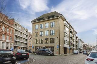 Dit ruime appartement is uitstekend gelegen in de Louis Verweestraat, in de directe omgeving van het groene President Rooseveltplein en op amper 2 minuten wandelen van de Grote Markt. Een absolute topligging voor wie comfortabel en centraal wil wonen in hartje Kortrijk.Het appartement maakt deel uit van een statige en robuuste residentie, gebouwd in 1999, en combineert duurzame bouwkwaliteit met een aangename woonbeleving. Binnenin geniet u van een grote, lichtrijke leefruimte, ideaal voor wie ruimte en licht belangrijk vindt.Verder beschikt het appartement over drie volwaardige slaapkamers, een badkamer én een aparte douchecel, wat zorgt voor extra comfort en functionaliteit, zowel voor gezinnen als voor wie graag thuiswerkt of gasten ontvangt.Een garagebox op het gelijkvloers is beschikbaar, een bijzonder gegeerde troef in het stadscentrum. Dankzij de centrale ligging zijn winkels, horeca, openbaar vervoer en culturele hotspots vlot bereikbaar te voet of met de fiets.Een ruim appartement te koop in Kortrijk centrum, ideaal als eigen woonst of als kwalitatieve investering.Troeven in een oogopslag:Appartement te koop in centrum KortrijkLouis Verweestraat, nabij President RooseveltpleinOp wandelafstand van de Grote MarktGrote lichtrijke leefruimte3 slaapkamersBadkamer + aparte douchecelStatige residentie gebouwd in 1999Garagebox op het gelijkvloers (+25.000 euro)Centrale en rustige stadsligging3 Terrassen, die verschillende zichten en oriëntaties bieden