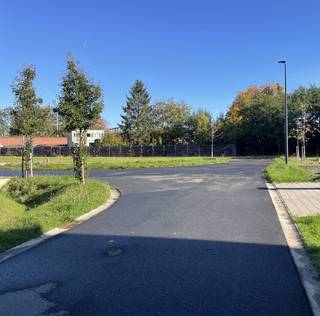 Deze grond gelegen in de verkaveling "Hanepoot" aan de Brouwerijstraat is de nog één van enige geschikt voor een open bebouwing.<br />De oriëntatie is ideaal doordat het zuidoost is gelegen en grenzend aan het groene bosje in wording.<br />De ideale plek om tot rust te komen met uw gezin.<br /><br />De prijs van de grond is inclusief infrastructuurwerken en Registratierechten <br />Voor inlichtingen bellen naar Conny 0498/696563<br />Info@flameestate.be